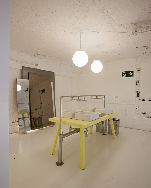 Divulgação Setor da loja, exibe lavatório criado a partir de mesa customizável, Tog