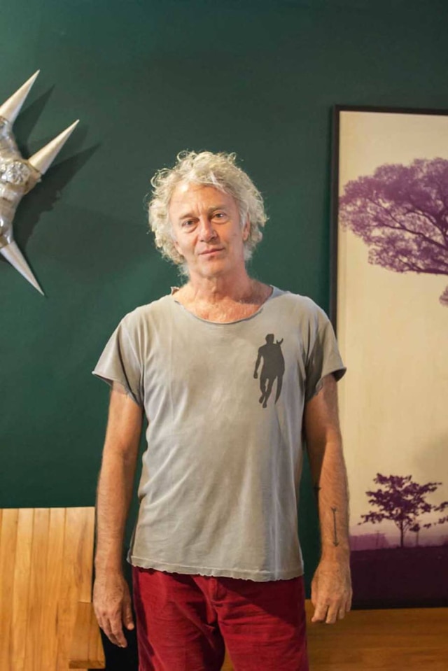 Zeca Wittner/Estadão O designer Carlos Motta em seu ateliê na Vila Madalena, onde vende peças de design há 40 anos