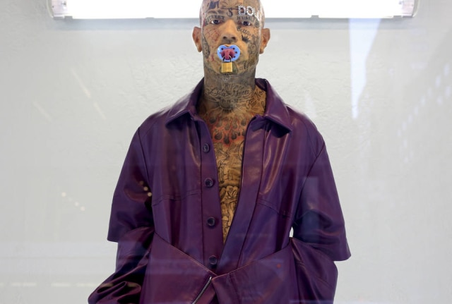 Yana Paskova/The New York Times Um manequim realista na vitrine da Barneys, em Nova York