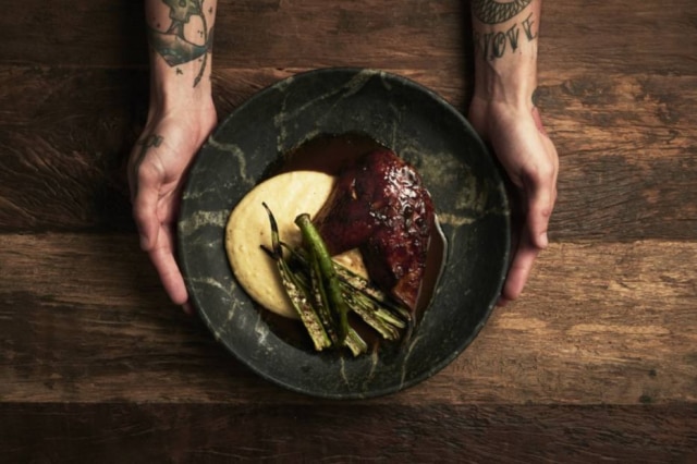 ALEX TAKAKI|DIVULGAÇÃO Prato. Frango com polenta e quiabo, do Teus