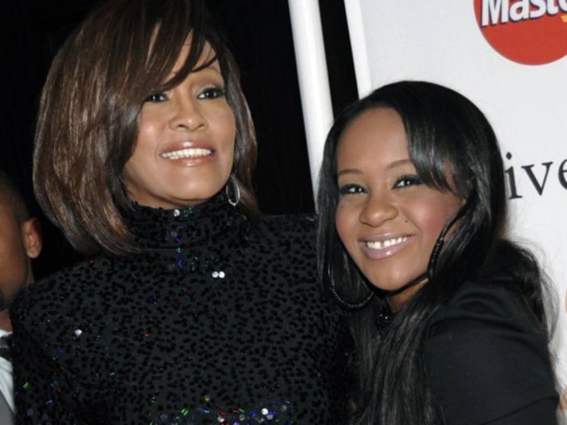 Dan Steinberg/AP Whitney Houston com a filha Bobbi Kristina Brown em foto de 12 de fevereiro de 2011