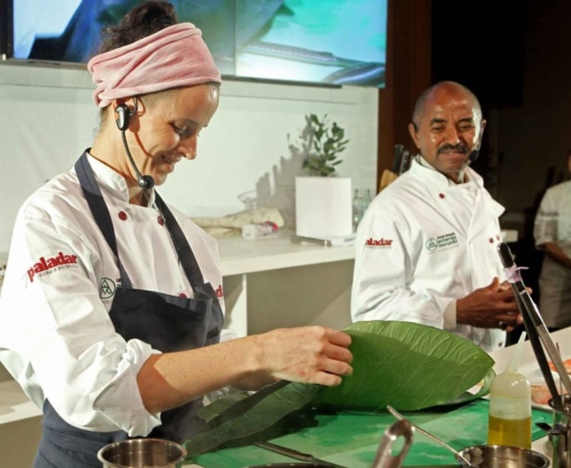 Felipe Rau|Estadão A chef Helena Rizzo e o produtor José Ferreira, em aula do Paladar Cozinha do Brasil de 2013