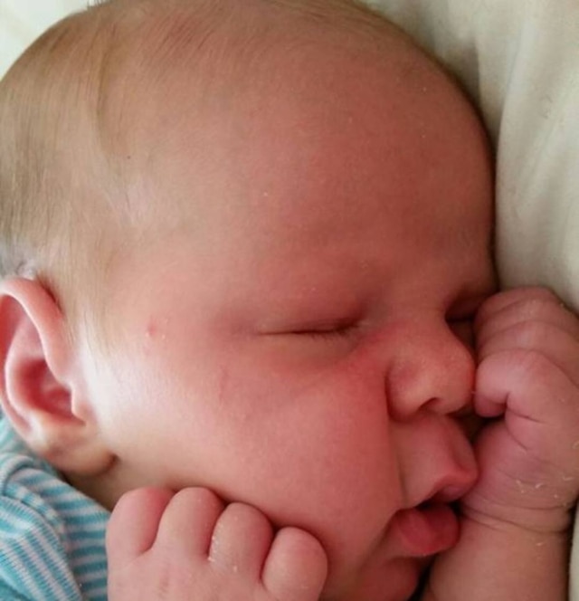 facebook.com/CarinaSchmidt.1993 Uma das poucas fotos de Liam Hellriegel, bebê de dois meses que faleceu recentemente.
