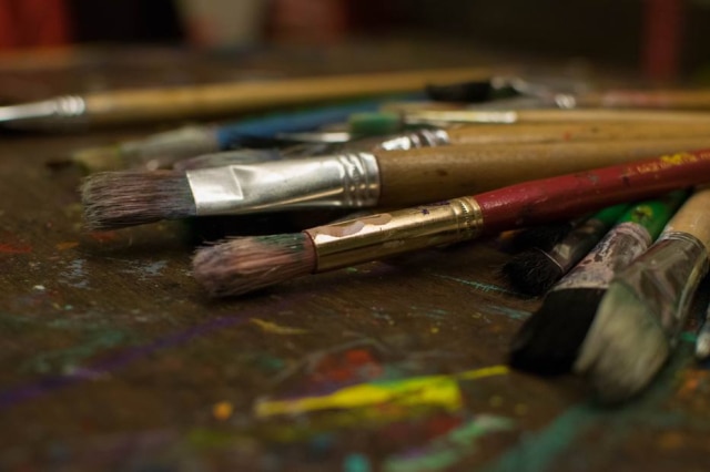 Kboom831/Pixabay Bebê começou a pintar após encontrar em casa as tintas da mãe
