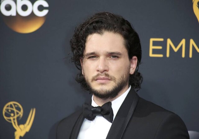 Lucy Nicholson/Reuters Ator Kit Harington conta que conheceu o amigo Ed Sheeran no banheiro.