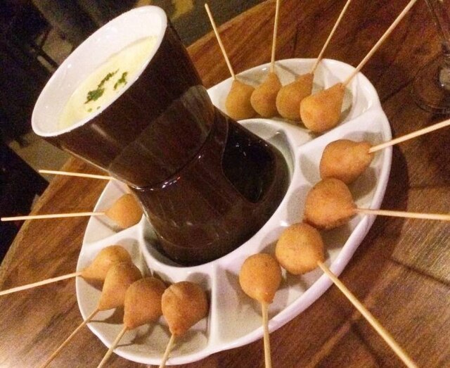 Facebook / @Botequim-da-Francisca-142518815784593 Fondue de coxinha