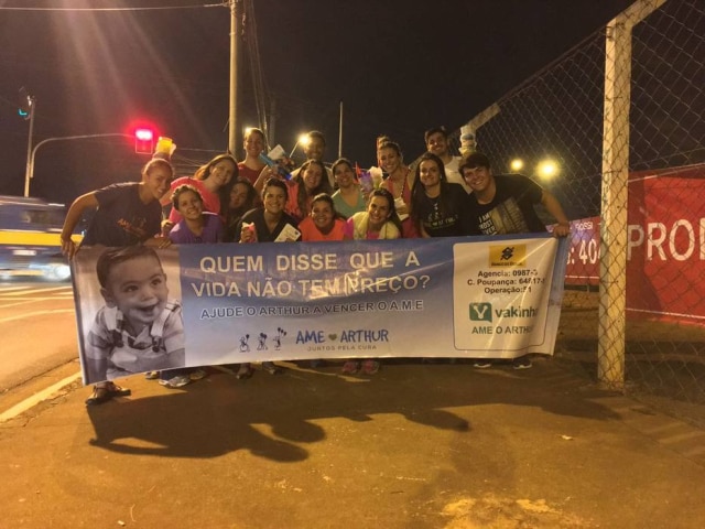 Imagem cedida de arquivo pessoal por Michel Montefeltro Grupo de voluntários no primeiro pedágio solidário, em Ribeirão Preto.