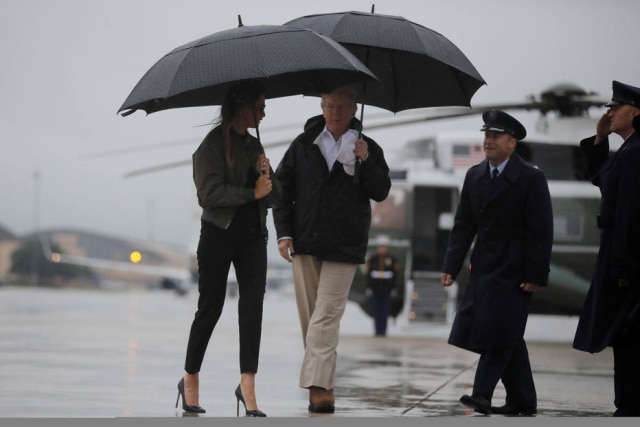 Carlos Barria/ REUTERS Melania Trump e o presidente Donald Trump embarcam para visitar áreas devastadas pelo furação Harvey