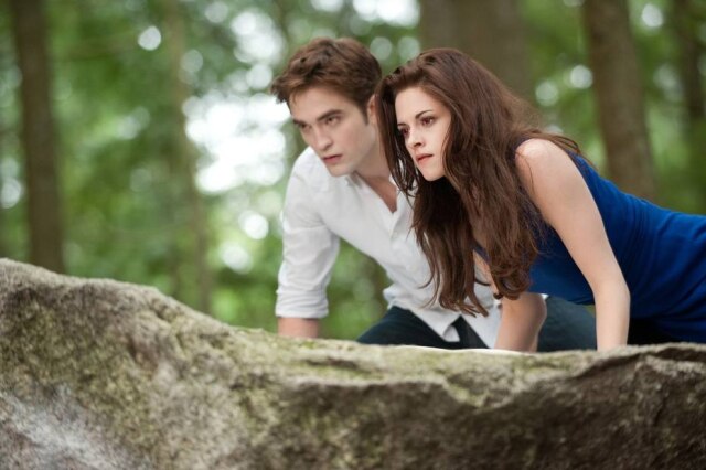 Reprodução de cena de 'Amanhecer parte 2' (2012)/Paris Filmes Vestido usado por Kristen Stweart quando sua personagem se torna vampira é uma das peças que está à venda