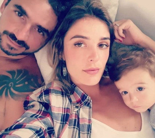 instagram.com/rafabrites Os apresentadores Felipe Andreoli e Rafa Brites ao lado do filho Rocco.