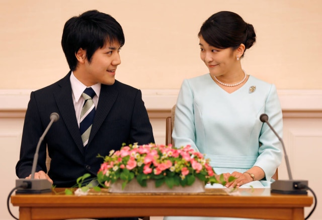 Shizuo Kambayashi/Reuters Alegando não estar preparada para casar, a princesa Mako do Japão adiou seu casamento com o plebeu Kei Komuro para 2020