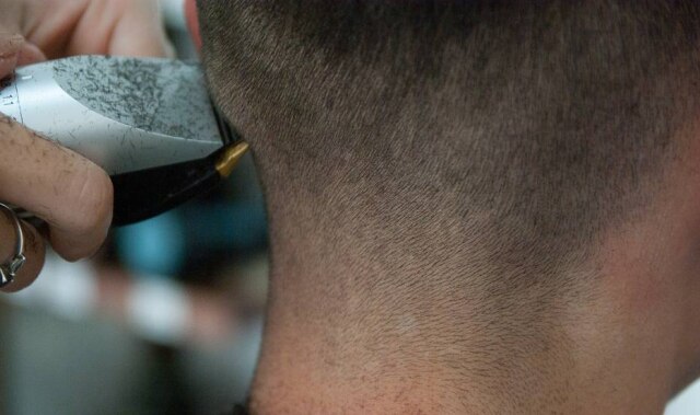 Pixabay/jackmac34 Pai e madrasta estão sendo acusados de obrigarem jovem a cortar o cabelo por conta de um procedimento estético que ela fez