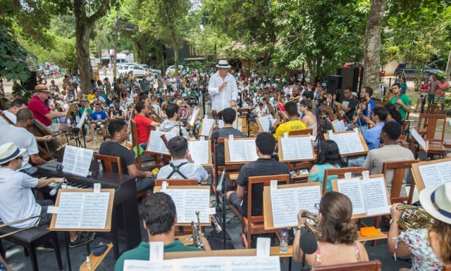 Marcos Hermes/ Estadão O maestro Carlos Moreno e a Orquestra Acadêmica Mozarteum Brasileiro apresentam a peça 'Pedro e o Lobo' no Bosque do Quadrado