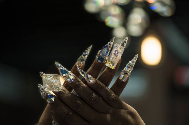 Jeffrey Henson Scales/The New York Times Outra criação de Jenny Bui, aqui nas mãos de Amina Carter, que frequenta a manicure desde os 10 anos de idade. "Prefiro ter um dia de cabelo ruim do que uma unha quebrada ou mal feita", afirma Leia mais sobre as unhas artísticas aqui