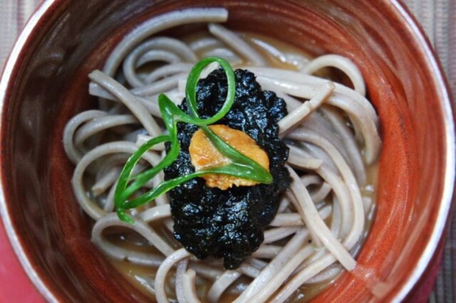 Jo Takahashi Sobá com ouriço, versão carbonara do chef japonês