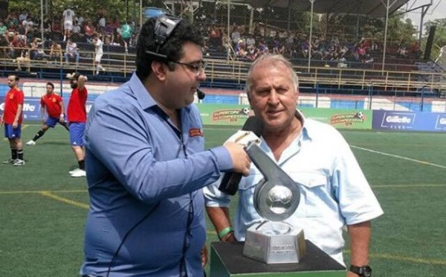 Instagram / @desimpedidos Zico no gramado da Supercopa Desimpedidos
