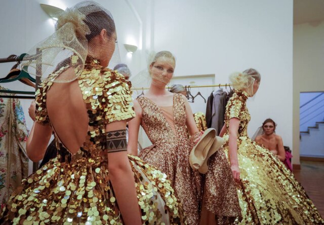 REUTERS/Shamil Zhumatov Modelos nos bastidores de um desfile