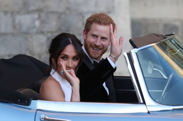 AFP PHOTO / POOL / Steve Parsons Príncipe Harry e Meghan Markle vão para a festa noturna de casamento na casa Frogmore