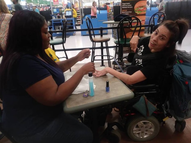 Facebook / @tasia.smith.359 Angela Peters possui paralisia cerebral e contou com o apoio de funcionária do Walmart.