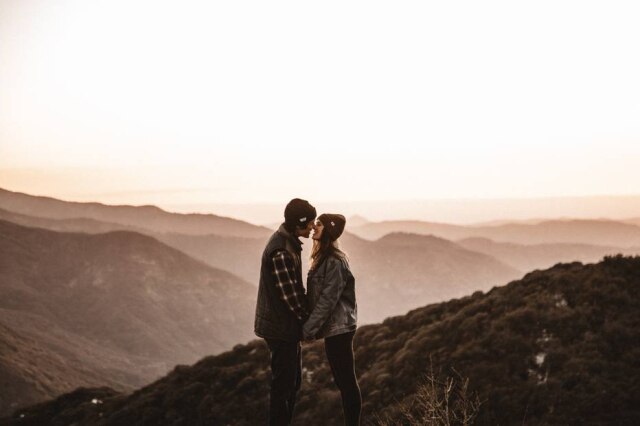 Savs/ Unsplash Imagem ilustrativa de um casal no Parque Nacional Sequoia, nos Estados Unidos