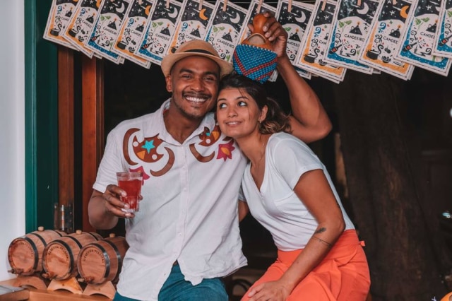 Tales Hidequi Titular da casa, Laércio Zulu recebe a bartender convidada Adriana Pino que fará drinque autoral