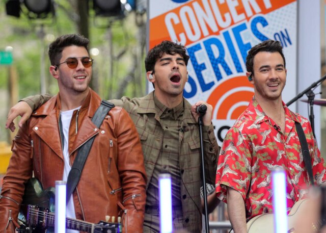 Brendan McDermid/Reuters Nick Jonas, Joe Jonas e Kevin Jonas anunciaram um show virtual que contará com elementos interativos para os fãs