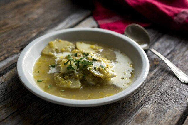 Andrew Scrivani/NYT Sopa dourada de alho-poró e batata.