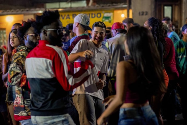 Rafael Morse/Netflix Bailes funks e muita música marcam o clima de 'Sintonia'. Na foto, MC Doni (Jottapê) aparece sorrindo enquanto se diverte com amigos da Vila Áurea.