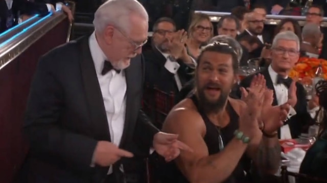 Twitter / @skywlkrside O ator Jason Momoa apareceu de regata durante o Globo de Ouro, ocorrido no domingo, 5