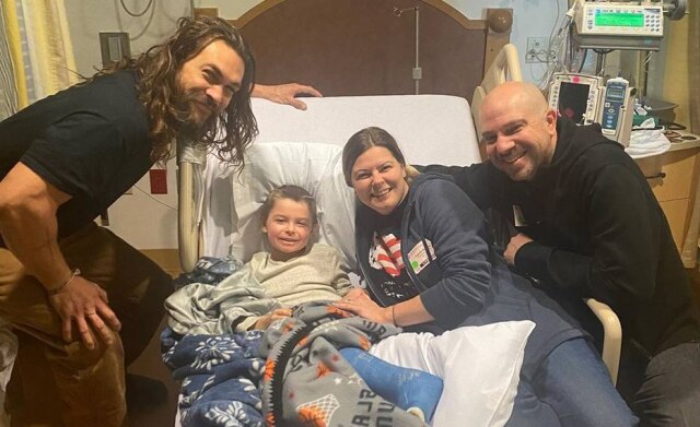 Instagram / @prideofgypsies O ator Jason Momoa durante uma visita em um hospital infantil