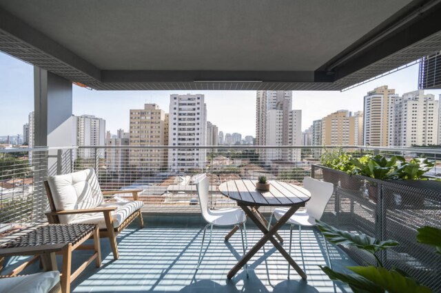 Cris Farhat Varanda coberta com piso azul é o grande destaque do apartamento