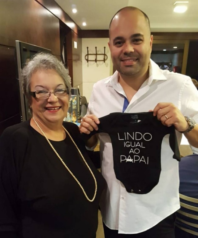 Tiago Cação Martinelli / Arquivo Pessoal Tiago Cação Martinelli com a mãe, Beatriz, que morreu após sofrer um enfarte
