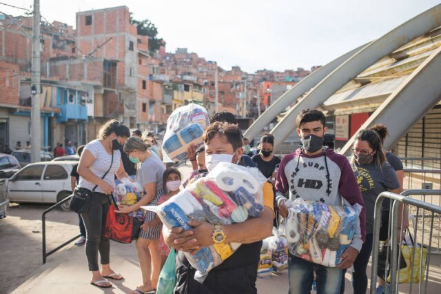 Tiago Queiroz/Estadão Com rede de doações e de fiscais voluntários, Paraisópolis reduziu infecções de covid