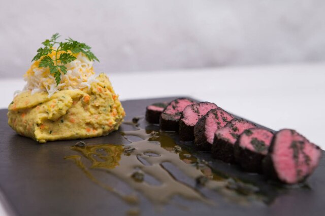 Lufe Gomes Clássico. Rosbife em crosta de lapsang souchong