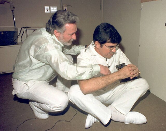 Sérgio Castro/Estadão Badan Palhares e George Sanguinetti debatem laudos da morte de PC, em 1996.