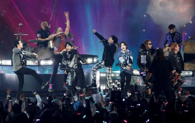 REUTERS/Mario Anzuoni Banda de K-Pop BTS se apresenta com o Coldplay durante premiação do American Music Awards em Los Angeles
