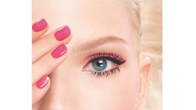Reprodução Na campanha da Dior, a o delineador rosa é combinado com o preto