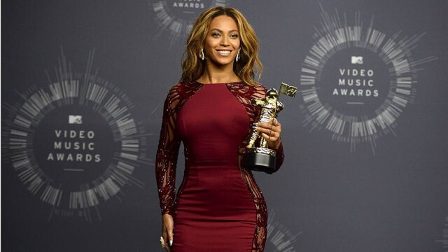 AP Beyoncé recebe o prêmio Michael Jackson Video Vanguard, no VMA 2014, pelas conquistas de sua vida no setor da música