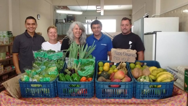 Arquivo Pessoal Marina e sua equipe da Caminhos da Roça preparam os produtos para entrega