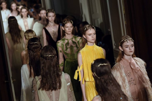 AFP PHOTO / MIGUEL MEDINA A coleção de alta costura primavera/verão 2016 da Valentino: A obra do designer espanhol Mariano Fortuny virou uma série de vestidos clássicos e sensuais.