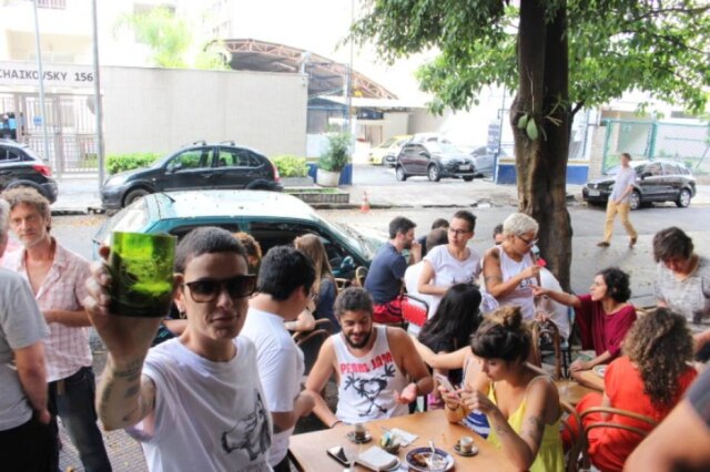 Divulgação Projeto Sommelier Itinerante da sommelier Daniela Bravin, que leva suas garrafas para locais onde não há serviço de vinho, do sebo ao litoral. Na foto, a calçada do Conceição Discos, em Santa Cecília.