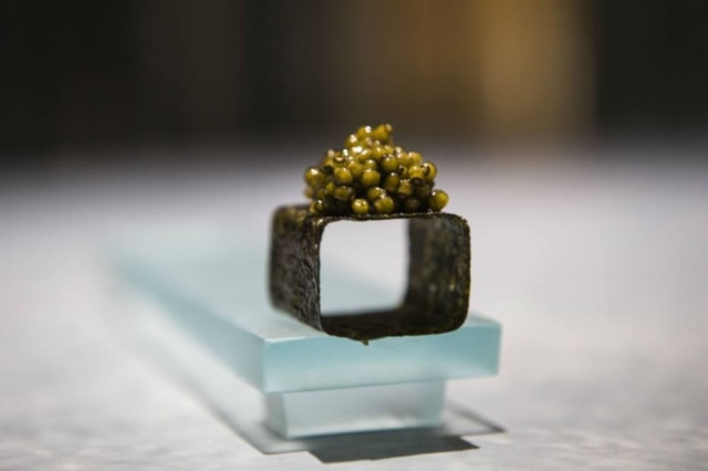 Myriam Meloni|The New York Times Alga com caviar. Um dos 40 pratos servidos durante o menu-degustação no novo Enigma.
