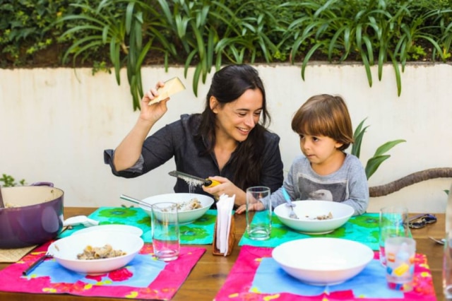 Tiago Queiroz|Estadão A chef do Clandestino Bel Coelho e seu filho Francisco, que ajuda a mãe a preparar as refeições em casa e também a cuidar da horta