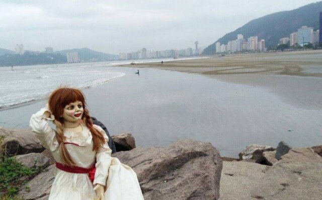 Facebook/@WarnerBrosPicturesBrasil Annabelle fez 'pose' nas praias de Santos (SP)