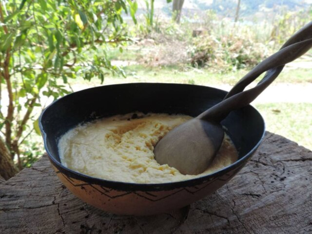 Neide Rigo|Estadão Brasileiro de raiz. Cuia com fubá em processo de fermentação natural, ingrediente para a broa de cará