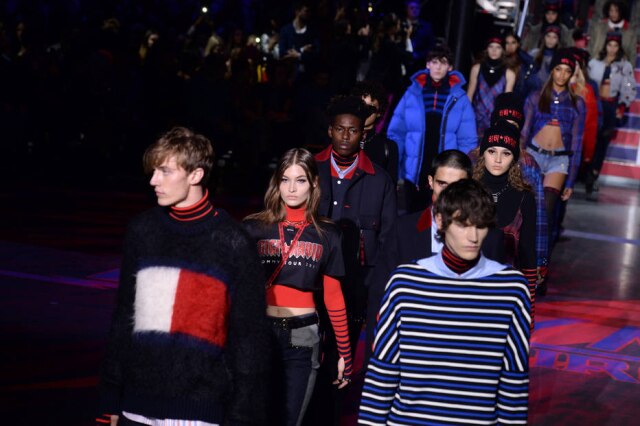 REUTERS/Mary Turner Modelos desfilam na apresentação da coleção de verão 2018 da Tommy Hilfiger, em Londres