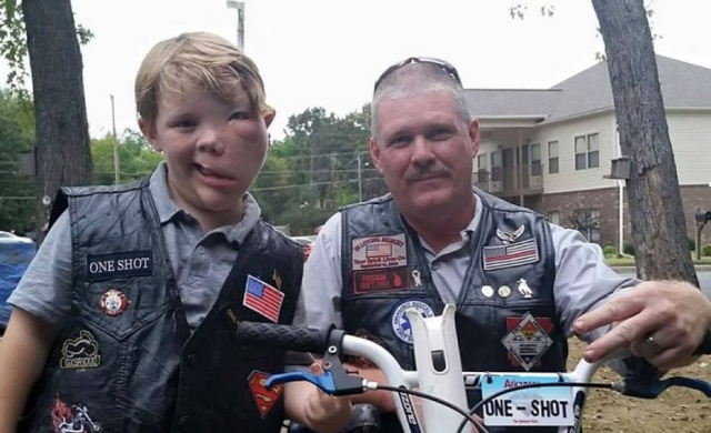 Facebook/Thestoryofalex Alexander Bruorton sendo escoltado por motoqueiros até a escola.