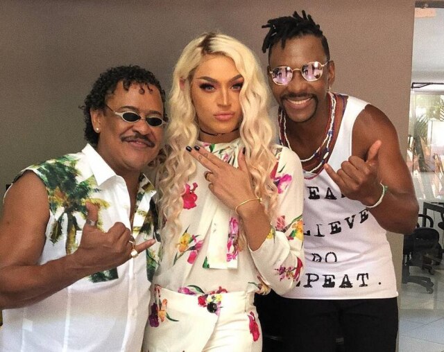 Instagram / @pabllovittar A artista Pabllo Vittar e os vocalistas do grupo 'É o Tchan', Compadre Washington e Beto Jamaica