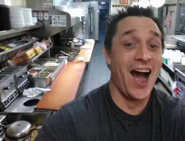 Facebook/alex7781 Alex Bowen entrou na cozinha de uma Waffle House bêbado e tirou várias selfies enquanto fazia um lanche.