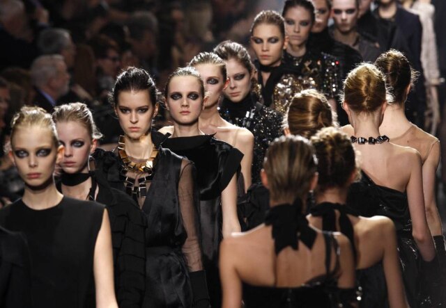Pascal Rossignol/Reuters A entrada final das modelos do desfile de outono-inverno 2008-2009 da Lanvin, nos áureos tempos em que a marca estava sob o comando criativo de Alber Elbaz
